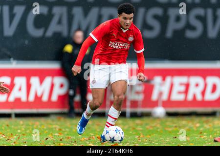 Eindhoven, pays-Bas. 08 novembre 2023. EINDHOVEN, PAYS-BAS - 8 NOVEMBRE : Julian Kwaaitaal du PSV Eindhoven lors du match de l'UEFA Youth League entre le PSV Eindhoven et le RC Lens au PSV Campus de Herdgang le 8 novembre 2023 à Eindhoven, aux pays-Bas. (Photo Joris Verwijst/ Orange Pictures) crédit : Orange pics BV/Alamy Live News Banque D'Images