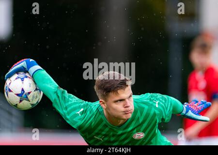 Eindhoven, pays-Bas. 08 novembre 2023. EINDHOVEN, PAYS-BAS - 8 NOVEMBRE : Roy Steur du PSV Eindhoven lors du match de l'UEFA Youth League entre le PSV Eindhoven et le RC Lens au PSV Campus de Herdgang le 8 novembre 2023 à Eindhoven, aux pays-Bas. (Photo Joris Verwijst/ Orange Pictures) crédit : Orange pics BV/Alamy Live News Banque D'Images
