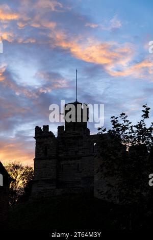 Coucher de soleil sur la tour d'observation du château de Lincoln, Lincoln City, Lincolnshire, Angleterre, Royaume-Uni Banque D'Images