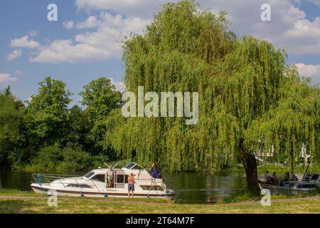 14 juin 23 amis et familles se détendant sur un beau croiseur à moteur amarré sur la Tamise à Cookham dans le Berkshire. Prise sur un bel après-midi d'été Banque D'Images