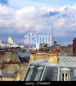 Basilique du Sacré-cœur Montmartre, Paris. Vue lointaine de la cathédrale et des toits des bâtiments. Panoramique depuis la fenêtre sur la rive gauche. France, Europe Banque D'Images