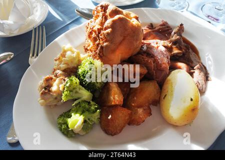 Côte de bœuf rôtie britannique traditionnelle déjeuner du dimanche - John Gollop Banque D'Images