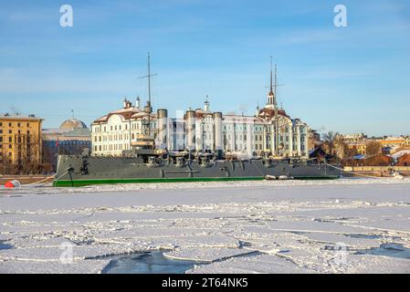 ST. PETERSBURG, RUSSIE - 12 FÉVRIER 2022 : le croiseur Aurora dans le fond de l'école Nakhimov un jour d'hiver. Saint-Pétersbourg Banque D'Images