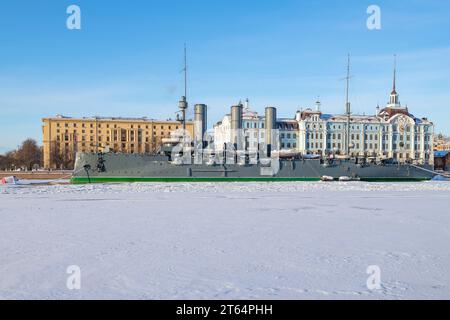 SAINT-PÉTERSBOURG, RUSSIE - 12 FÉVRIER 2023 : vue de l'ancien croiseur 'Arora' par une journée ensoleillée de février Banque D'Images