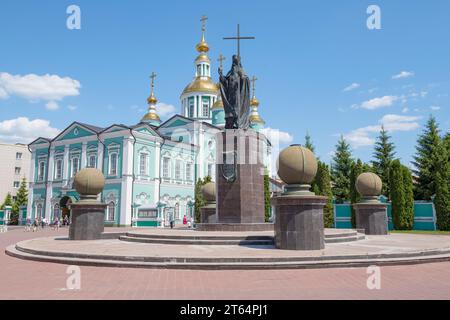 TAMBOV, RUSSIE - 03 JUIN 2023 : Monument à St. Pitirim évêque de Tambov dans le fond de l'ancienne cathédrale de Transfiguration sur un Ju ensoleillé Banque D'Images