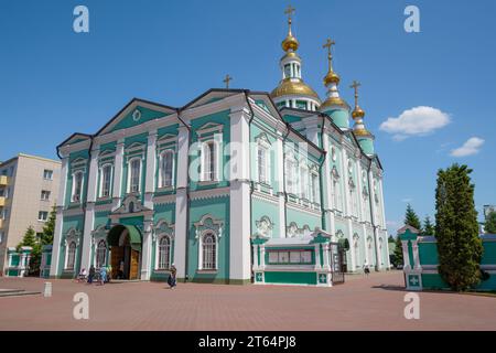 TAMBOV, RUSSIE - 03 JUIN 2023 : ancienne cathédrale de la Transfiguration un jour ensoleillé de juin Banque D'Images