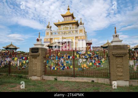ELISTA, RUSSIE - 04 JUIN 2023 : vue du temple bouddhiste de la demeure dorée de Bouddha Shakyamuni un matin de juin Banque D'Images