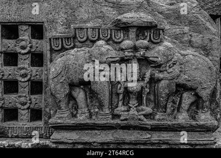 06 06 2015 déesse hindoue de la prospérité Lakshmi avec deux éléphants (Gajalakshmi) sur Someshwar Shiva Temple, Haveri, Karnataka, Inde, Asie Banque D'Images