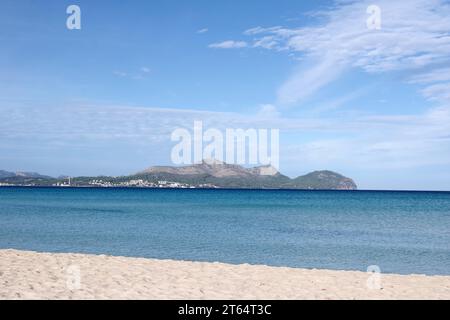 Plage, mer, paysage, bleu, désert, zone de vacances, Playa de Muro, Majorque, vue de la plage de sable à la mer Méditerranée et le ciel avec peu Banque D'Images