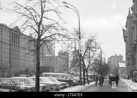 Moscou, URSS - février 1983 : l'anneau de jardin par l'ambassade des États-Unis à Moscou. Numérisation de film 35 mm noir et blanc Banque D'Images