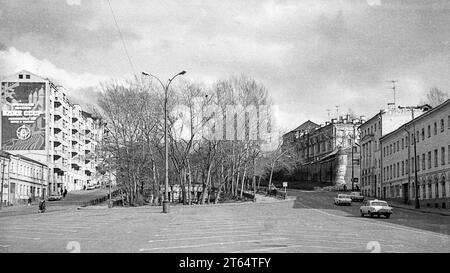 Moscou, URSS - avril 1982 : vue du boulevard Rozhdestvensky à Moscou, paysage urbain vintage. Numérisation de film 35 mm noir et blanc Banque D'Images