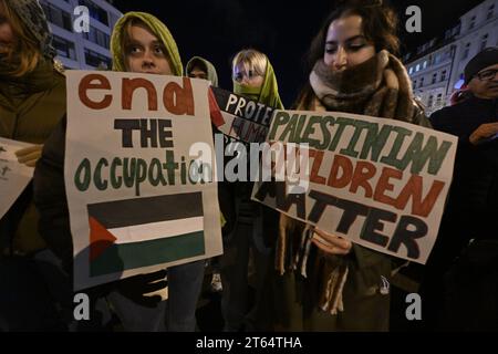 Prague, République tchèque. 08 novembre 2023. Manifestation et marche en soutien aux Palestiniens à Prague, République tchèque, le 7 novembre 2023. L'événement a été organisé par l'initiative pas en notre nom! - Pour une paix juste au Moyen-Orient. Crédit : Katerina Sulova/CTK photo/Alamy Live News Banque D'Images