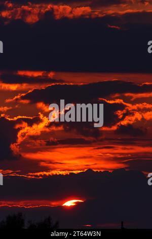 Nuages brillants rouges au coucher du soleil, Bavière, Allemagne Banque D'Images