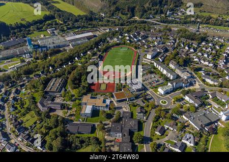 Vue aérienne, terrain de sport du FC Finnentrop, Bigge-Lenne Comprehensive School, Gutenberg School, gymnase polyvalent, Finnentrop, Sauerland, Rhénanie-du-Nord Banque D'Images