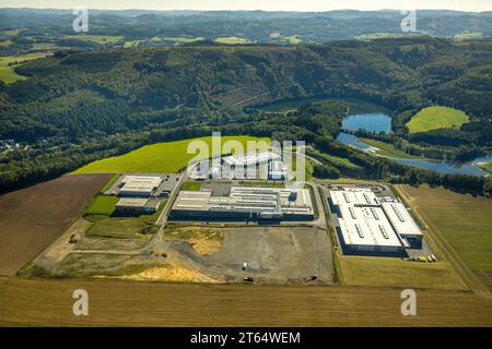 Vue aérienne, zone industrielle de Eibachstraße, réservoir Bigge Ahauser, Finnentrop, Sauerland, Rhénanie du Nord-Westphalie, Allemagne, Blox Boulderhalle, DE, E Banque D'Images