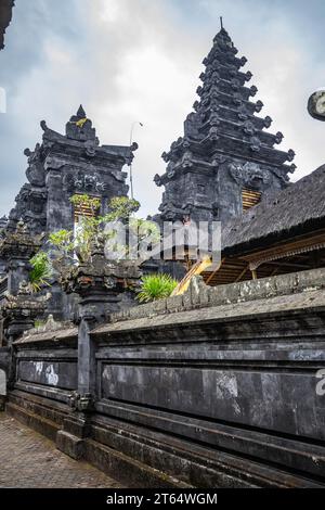 Le temple Besakih sur le volcan Agung. Le temple le plus sacré et le plus important de la foi hindoue à Bali est également connu sous le nom de Temple mère. Un super Banque D'Images