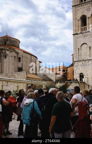 Groupe de touristes à l'extérieur de l'église de St. Donatus (Crkva sv. Donata) dans la vieille ville de Zadar, Croatie. 21 septembre 2023. Banque D'Images