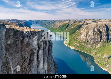 Paroi rocheuse de Kjerag au-dessus du Lysefjord, Lysebotn, Rogaland, Norvège Banque D'Images