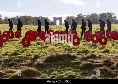 Silhouettes de soldat en métal et coquelicots dans le STAND AVEC GÉANTS installation artistique du jour du souvenir à Stowe Gardens, Buckinghamshire, Angleterre 11/2023 Banque D'Images