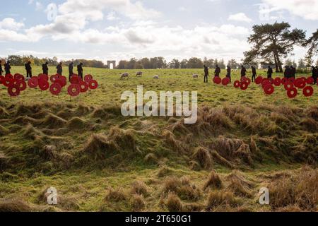 Silhouettes de soldat en métal et coquelicots dans le STAND AVEC GÉANTS installation artistique du jour du souvenir à Stowe Gardens, Buckinghamshire, Angleterre 11/2023 Banque D'Images