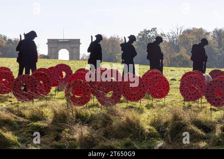 Silhouettes de soldat en métal et coquelicots dans le STAND AVEC GÉANTS installation artistique du jour du souvenir à Stowe Gardens, Buckinghamshire, Angleterre 11/2023 Banque D'Images