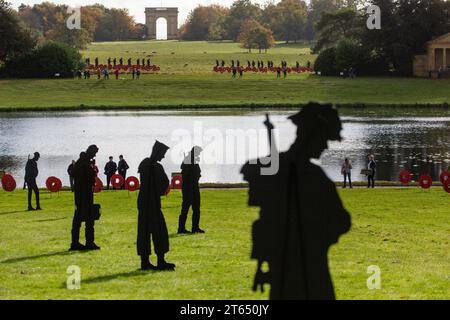 Silhouettes de soldat en métal et coquelicots dans le STAND AVEC GÉANTS installation artistique du jour du souvenir à Stowe Gardens, Buckinghamshire, Angleterre 11/2023 Banque D'Images