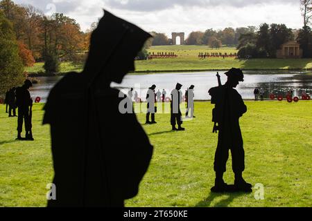 Des silhouettes de soldat en métal forment l'installation artistique du jour du souvenir AVEC DES GÉANTS au NT Stowe Gardens, Buckinghamshire, Angleterre 11/2023 Banque D'Images