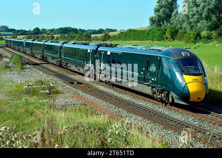 Un train GWR Intercity Express à destination de Paddington est vu à Crofton. Ces unités multiples diesel/électriques bi-mode ont été construites par Hitachi. Banque D'Images