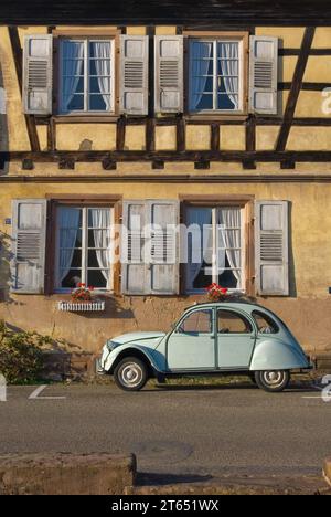 Vieille Citroën CV2, historique, vieux, vieille voiture, culte, mode, devant une maison à colombages à Wissembourg, Alsace, France Banque D'Images