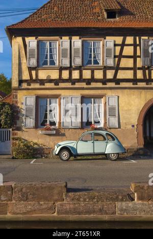 Vieille Citroën CV2, historique, vieux, vieille voiture, culte, mode, devant une maison à colombages à Wissembourg, Alsace, France Banque D'Images