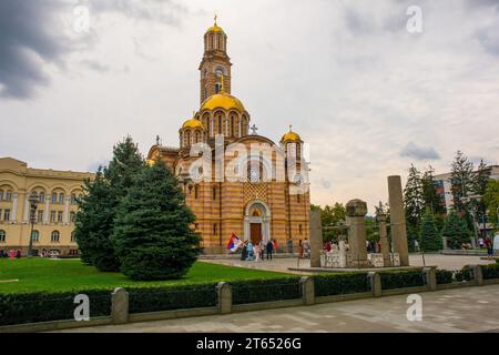 Banja Luka, Bosnie - 3 septembre 2023. Invités de mariage devant la cathédrale orthodoxe serbe Christ le Sauveur à Banja Luka, en Republika Srpska Banque D'Images