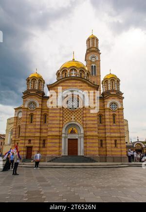 Banja Luka, Bosnie - 3 septembre 2023. Invités de mariage devant la cathédrale orthodoxe serbe Christ le Sauveur à Banja Luka, en Republika Srpska Banque D'Images