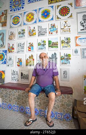 Peintre de tuiles devant ses tuiles, Salvador, État de Bahia, Brésil Banque D'Images