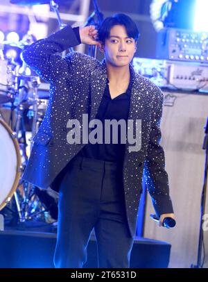 8 novembre 2023, New York, New York, États-Unis : le chanteur sud-coréen de K-Pop JUNG KOOK joue sur le spectacle â€˜todayÂ€™ qui se tient au Rockefeller Plaza. (Image de crédit : © Nancy Kaszerman/ZUMA Press Wire) USAGE ÉDITORIAL SEULEMENT! Non destiné à UN USAGE commercial ! Banque D'Images