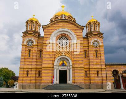 Cathédrale orthodoxe serbe Christ le Sauveur à Banja Luka, Republika Srpska, Bosnie-Herzégovine. Église de la Sainte Trinité, dômes en acier inoxydable Banque D'Images