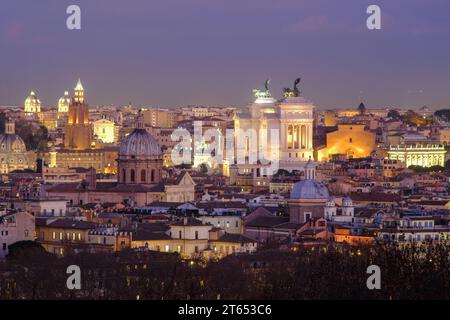 Splendeur panoramique : la beauté intemporelle de Rome se déploie depuis le Gianicolo, capturant l'essence de la ville éternelle. Banque D'Images