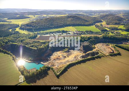 Vue aérienne, carrière à ciel ouvert de Beckum et château de Wocklum avec zone boisée en arrière-plan, Beckum, Balve, Sauerland, Rhénanie du Nord-Westphalie, Allemagne, Banque D'Images