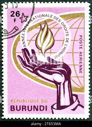 Timbre-poste annulé imprimé par le Burundi, qui montre la flamme, la main et le globe des droits de l ' homme, année internationale des droits de l ' homme, vers 1969. Banque D'Images