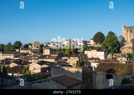 Vue sur les toits du joli village de Saint Emilion à Bordeaux Banque D'Images