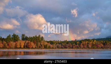 Feuillage d'automne et arc-en-ciel à Compass Pond, Maine Banque D'Images