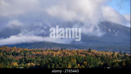 Mont Katahdin, Maine, principalement obscurci par les nuages, vu depuis Compass Pond. Banque D'Images