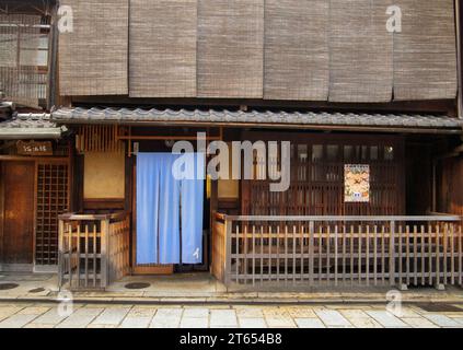 Maisons traditionnelles de Kyoto dans le quartier nord de Gion Banque D'Images