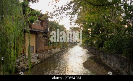 Maisons traditionnelles de Kyoto dans le quartier nord de Gion Banque D'Images