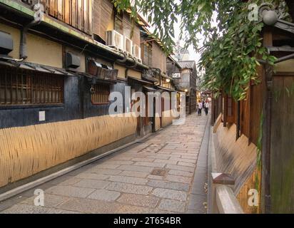 Maisons traditionnelles de Kyoto dans le quartier nord de Gion Banque D'Images