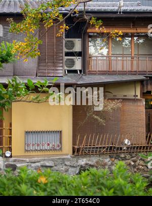 Maisons traditionnelles de Kyoto dans le quartier nord de Gion Banque D'Images