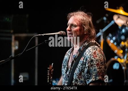 Trondheim, Norvège. 03e, novembre 2023. Le groupe de rock anglais Smokie donne un concert live à Olavshallen à Trondheim. Ici, le chanteur et musicien Mick McConnell est vu en direct sur scène. (Crédit photo : Gonzales photo - Tor Alte Kleven). Banque D'Images