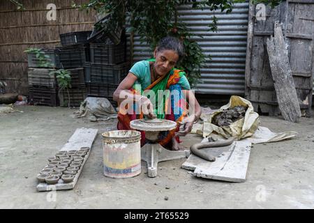 BARPETA, INDE - NOVEMBRE 7 : une femme fabrique des lampes en terre ou des Diyas à sa résidence avant le Festival Diwali dans un village de Barpeta, Inde, le 7 novembre 2023. Les lampes en terre sont une partie importante de la culture et de la tradition indiennes. Crédit : David Talukdar/Alamy Live News Banque D'Images