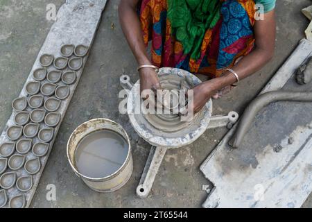 BARPETA, INDE - NOVEMBRE 7 : une femme fabrique des lampes en terre ou des Diyas à sa résidence avant le Festival Diwali dans un village de Barpeta, Inde, le 7 novembre 2023. Les lampes en terre sont une partie importante de la culture et de la tradition indiennes. Crédit : David Talukdar/Alamy Live News Banque D'Images