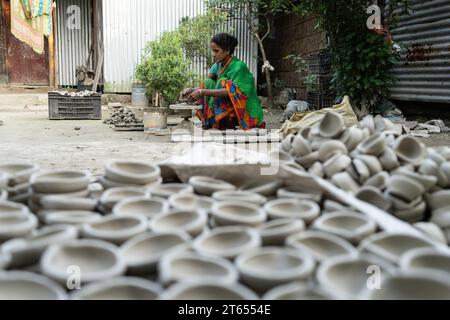 BARPETA, INDE - NOVEMBRE 7 : une femme fabrique des lampes en terre ou des Diyas à sa résidence avant le Festival Diwali dans un village de Barpeta, Inde, le 7 novembre 2023. Les lampes en terre sont une partie importante de la culture et de la tradition indiennes. Crédit : David Talukdar/Alamy Live News Banque D'Images