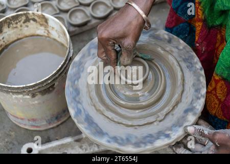 BARPETA, INDE - NOVEMBRE 7 : une femme fabrique des lampes en terre ou des Diyas à sa résidence avant le Festival Diwali dans un village de Barpeta, Inde, le 7 novembre 2023. Les lampes en terre sont une partie importante de la culture et de la tradition indiennes. Crédit : David Talukdar/Alamy Live News Banque D'Images